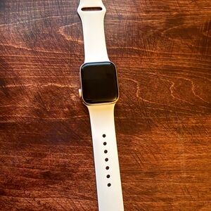 Apple Smartwatch Series 4 with White Band   40mm